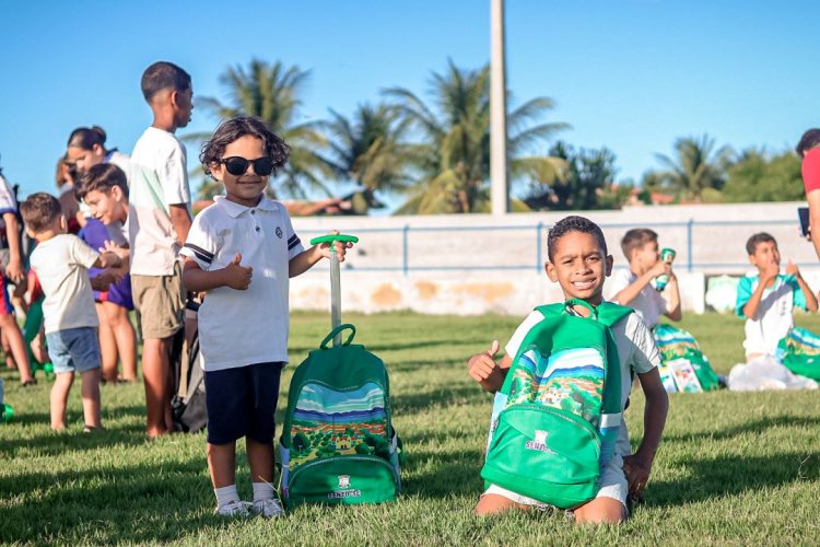 Prefeitura de Sento-Sé inicia entrega de kits escolares para alunos da rede municipal