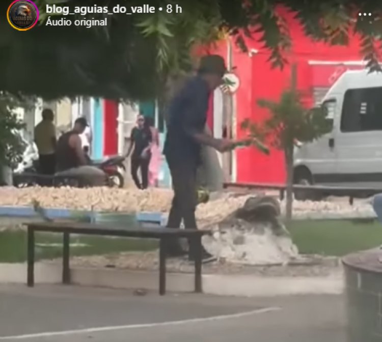 ARTISTA PLÁSTICO LÊDO IVO TEM MAIS UM ATAQUE ESQUIZOFRÊNICO E DESTRÓI MONUMENTO DA PRAÇA DO JACARÉ, NO CENTRO DE JUAZEIRO-BA