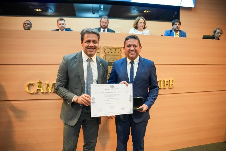 Jornalista Carlos Britto é homenageado no Recife com o Prêmio Graça Araújo de Comunicação