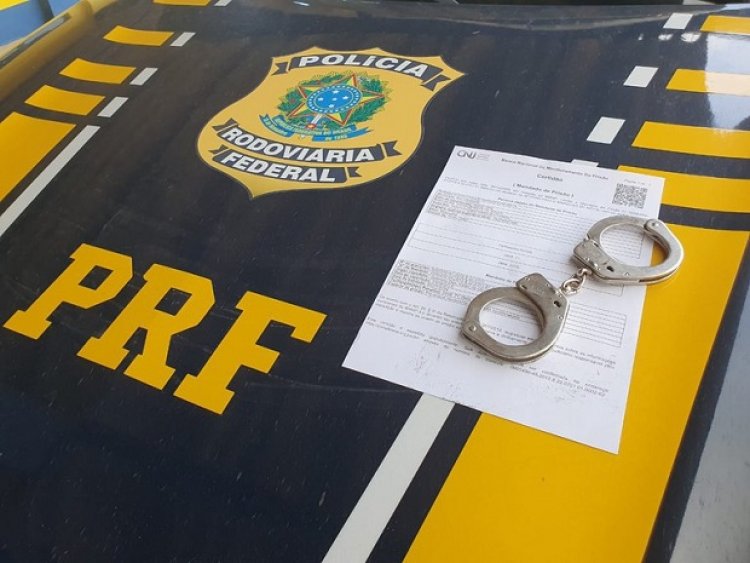 PRF cumpre mandado de prisão durante abordagem na BR-428, em Petrolina
